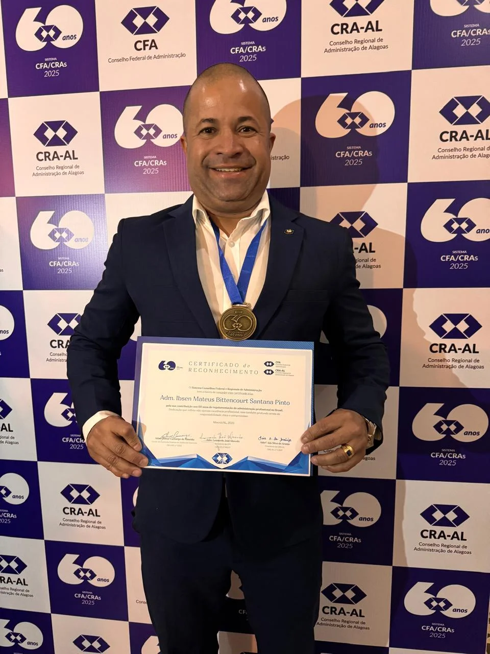 Ibsen recebe medalha do CRA-AL