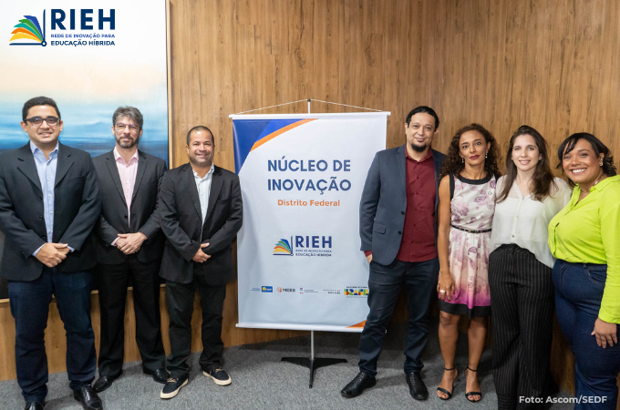 Foto da equipe da RIEH e do MEC na inauguração do NI. Entre a equipe há um banner de identificação do Núcleo.